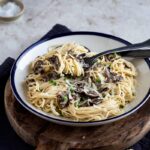 Pâtes express aux champignons et à l’ail, prêtes en 15 min. Une recette simple, végétarienne et réconfortante pour les soirs de semaine.
