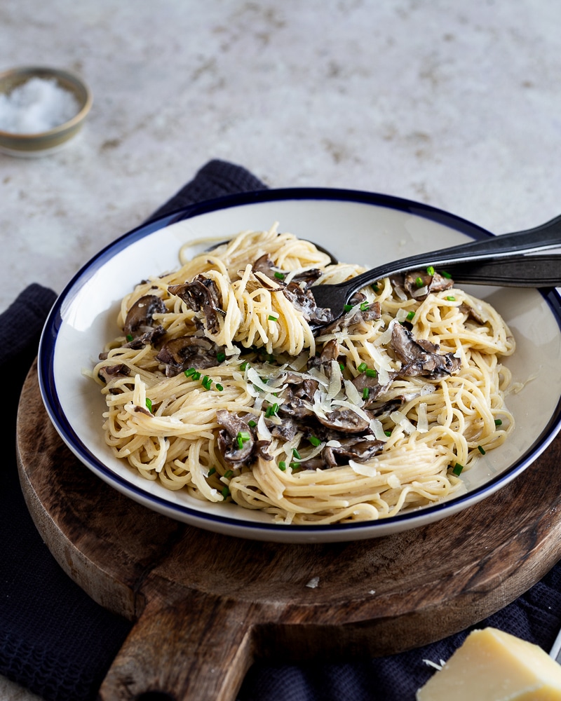 Pâtes express aux champignons et à l’ail, prêtes en 15 min. Une recette simple, végétarienne et réconfortante pour les soirs de semaine.