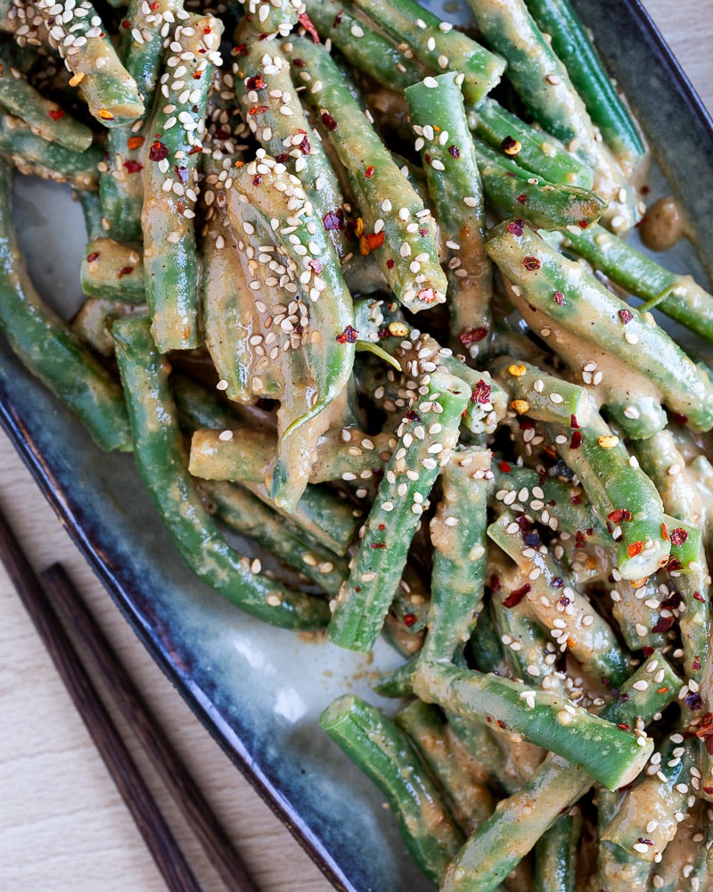 Salade de haricots verts au sésame et tahini, idéale pour l’été. Une recette végétale, simple et pleine de goût, prête en quelques minutes.