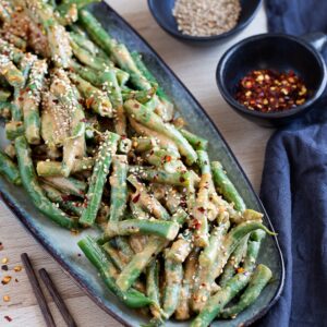 Salade de haricots verts au sésame et tahini, idéale pour l’été. Une recette végétale, simple et pleine de goût, prête en quelques minutes.