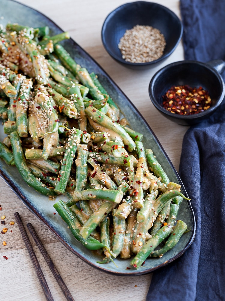 Salade de haricots verts au sésame et tahini, idéale pour l’été. Une recette végétale, simple et pleine de goût, prête en quelques minutes.
