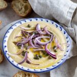 Fava de lentilles corail : une alternative simple et rapide. Une tartinade végétale, digeste, à servir avec huile d’olive, oignon et câpres.