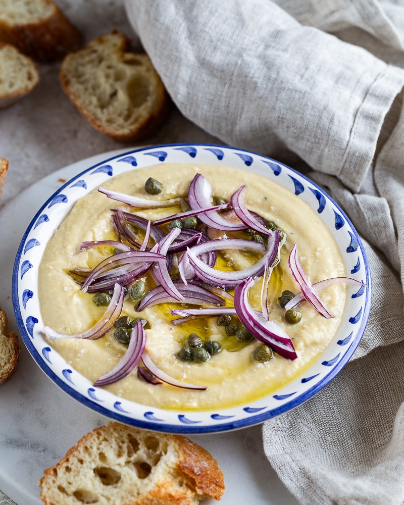 Fava de lentilles corail : une alternative simple et rapide. Une tartinade végétale, digeste, à servir avec huile d’olive, oignon et câpres.