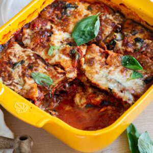 Découvrez notre recette express de Parmigiana (gratin d’aubergines), un grand classique italien en version végétarienne facile et rapide.