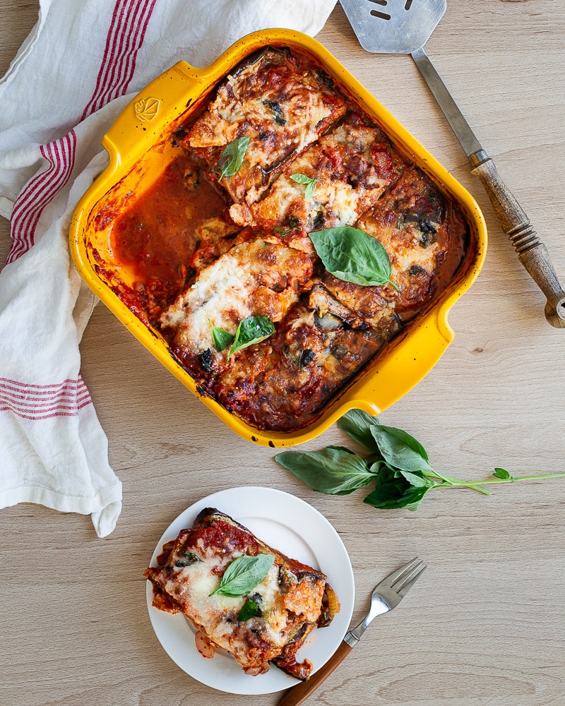 Découvrez notre recette express de Parmigiana (gratin d’aubergines), un grand classique italien en version végétarienne facile et rapide.