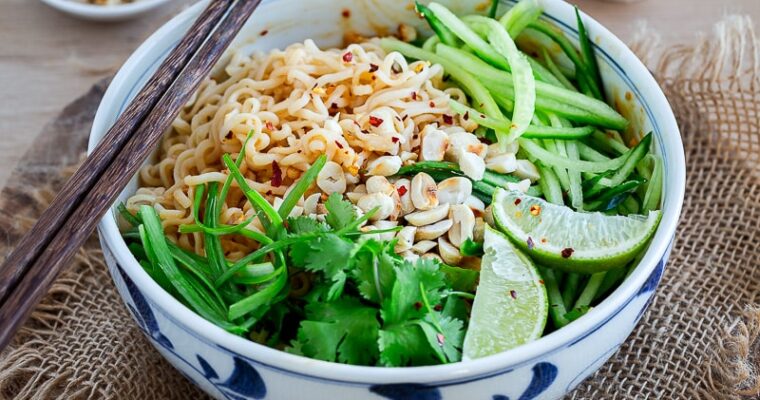 Salade de nouilles froides pimentées aux cacahuètes et concombre : recette express, fraîche et ultra gourmande