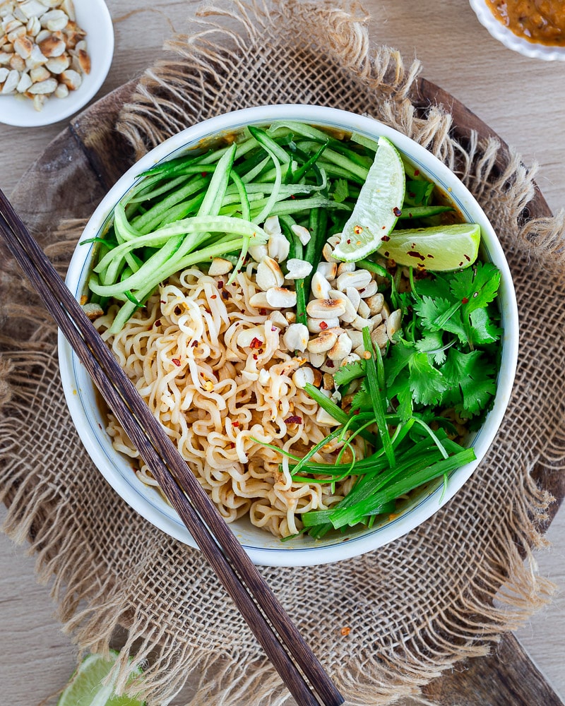 Salade de nouilles froides pimentées aux cacahuètes et concombre : la recette express, fraîche, végétarienne, parfaite pour les beaux jours !