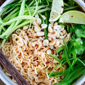 Salade de nouilles froides pimentées aux cacahuètes et concombre : la recette express, fraîche, végétarienne, parfaite pour les beaux jours !