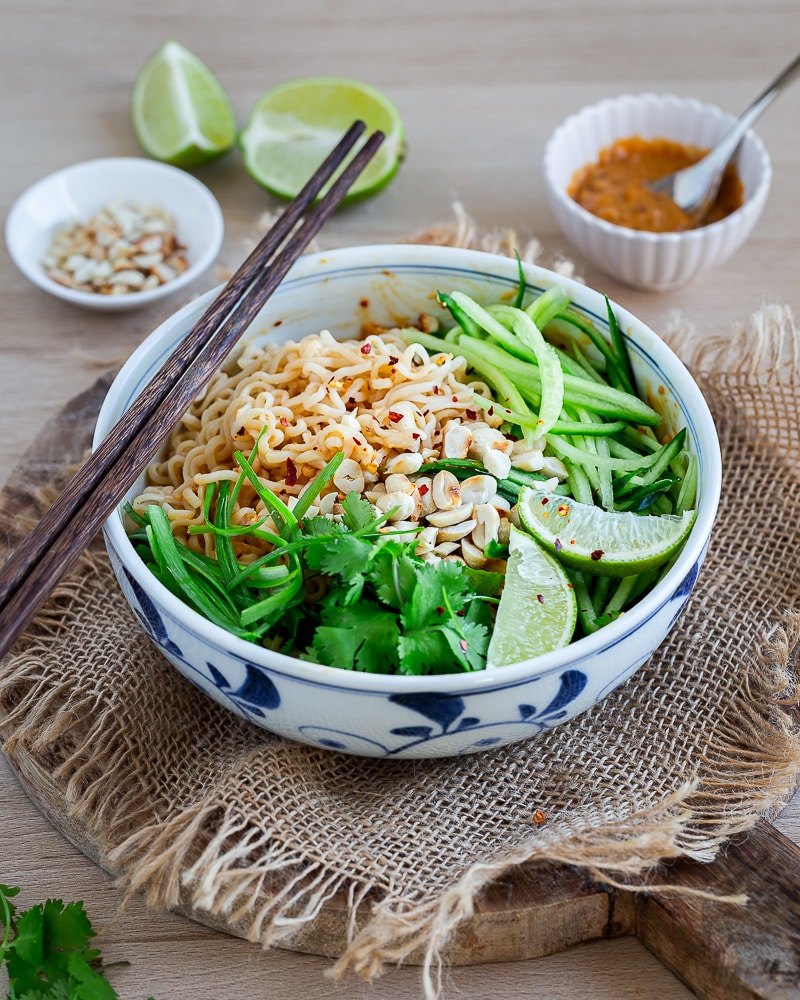 Salade de nouilles froides pimentées aux cacahuètes et concombre : recette express, fraîche et ultra gourmande