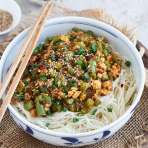 Tofu au gochujang et haricots verts : une recette veggie facile, express et ultra efficace pour mettre un peu de feu dans l’assiette !