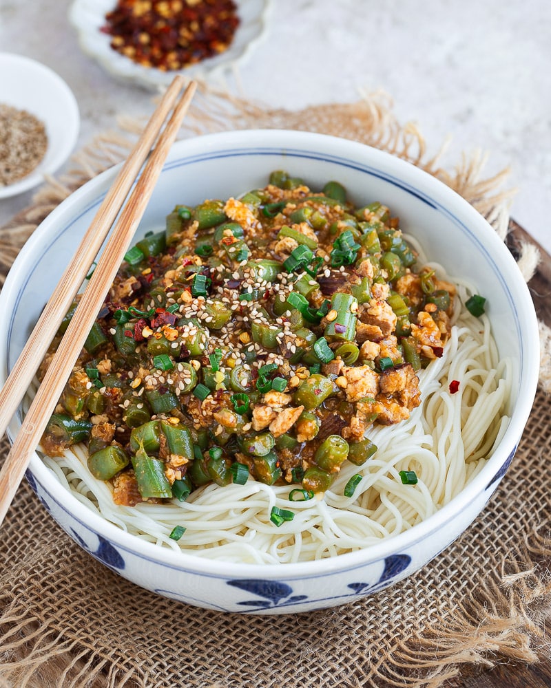 Tofu au gochujang et haricots verts : une recette veggie facile, express et ultra efficace pour mettre un peu de feu dans l’assiette !