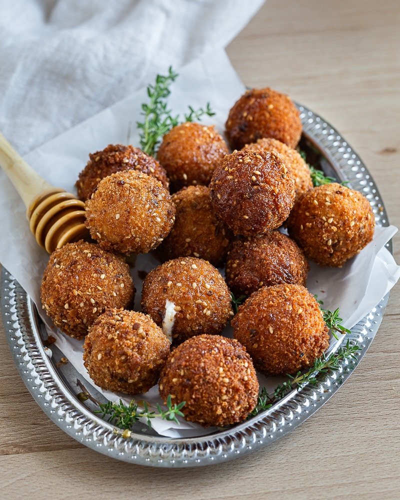 Des croquettes chèvre et miel fondantes et dorées à la poêle. Un apéritif simple, rapide et ultra croustillant à partager !