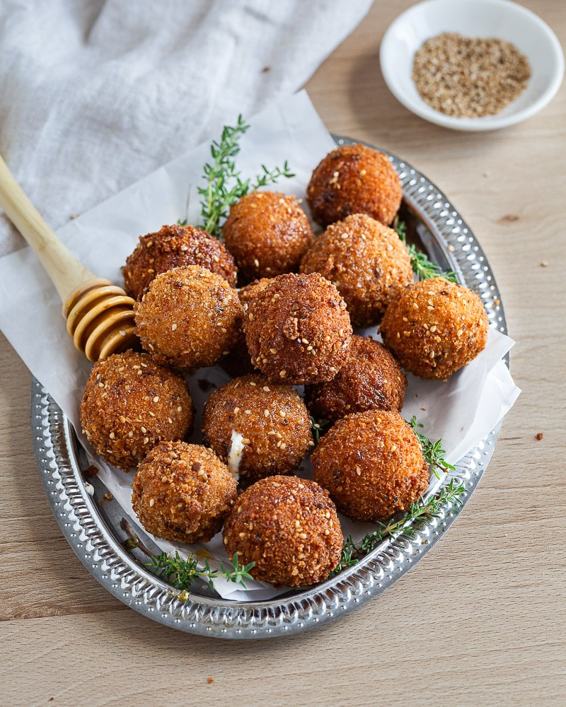 Des croquettes chèvre et miel fondantes et dorées à la poêle. Un apéritif simple, rapide et ultra croustillant à partager !