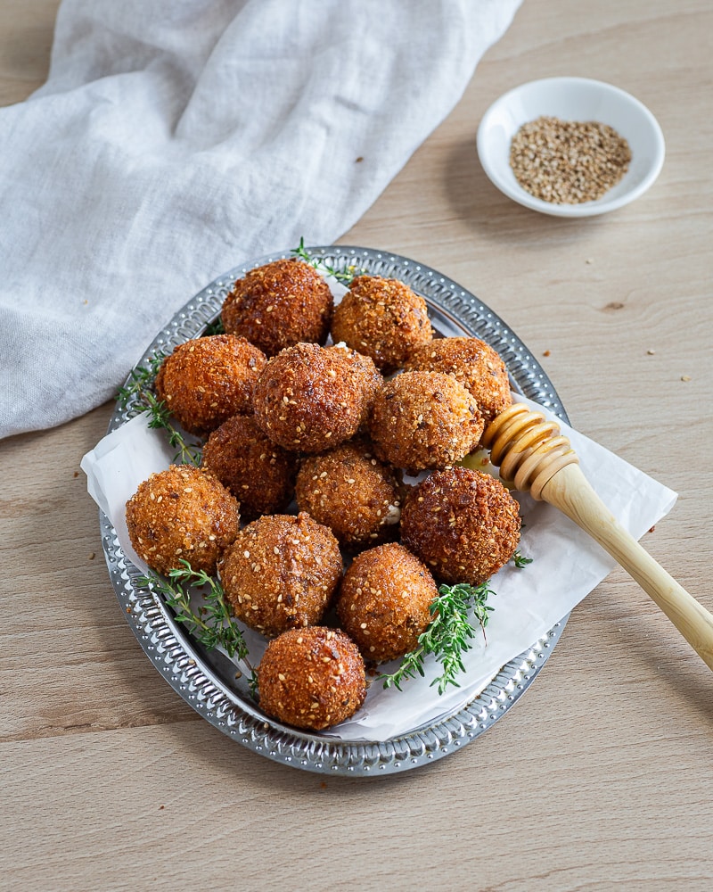 Des croquettes chèvre et miel fondantes et dorées à la poêle. Un apéritif simple, rapide et ultra croustillant à partager !