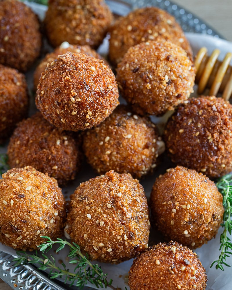 Des croquettes chèvre et miel fondantes et dorées à la poêle. Un apéritif simple, rapide et ultra croustillant à partager !