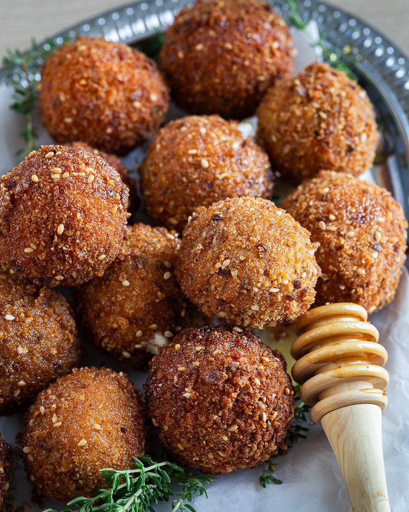 Des croquettes chèvre et miel fondantes et dorées à la poêle. Un apéritif simple, rapide et ultra croustillant à partager !