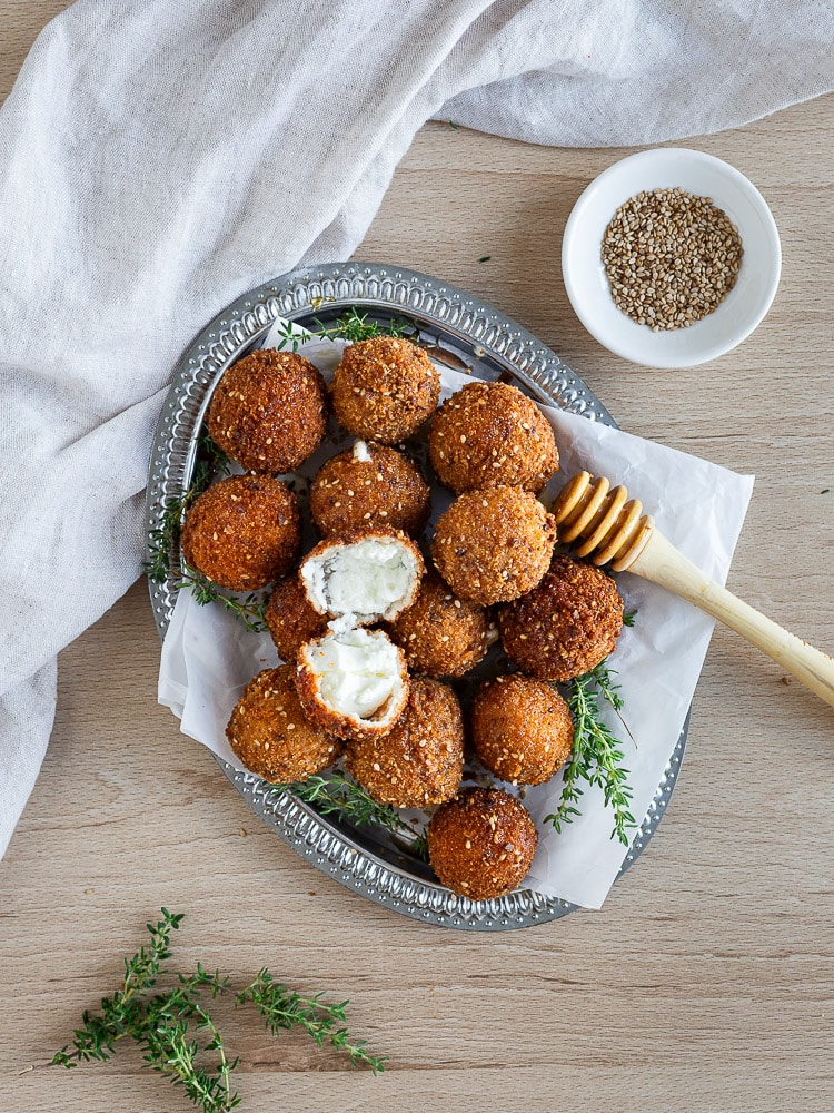 Des croquettes chèvre et miel fondantes et dorées à la poêle. Un apéritif simple, rapide et ultra croustillant à partager !