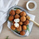 Des croquettes chèvre et miel fondantes et dorées à la poêle. Un apéritif simple, rapide et ultra croustillant à partager !