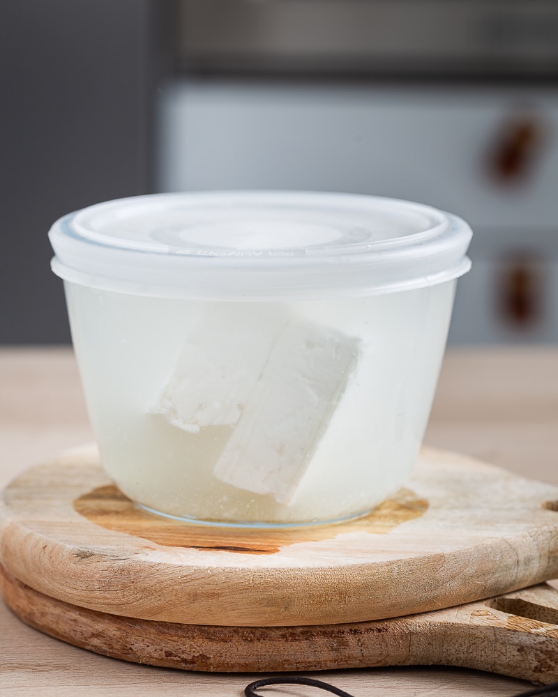 Recettes à la feta : découvrez mes recettes préférées et 3 méthodes faciles pour conserver la feta une fois le paquet ouvert.