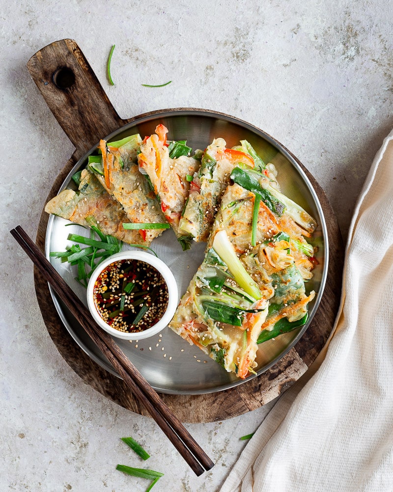 Découvrez notre recette express de pancakes aux légumes d’été à la coréenne. Vegan, sans œuf ni lait, facile à préparer et pleine de saveurs