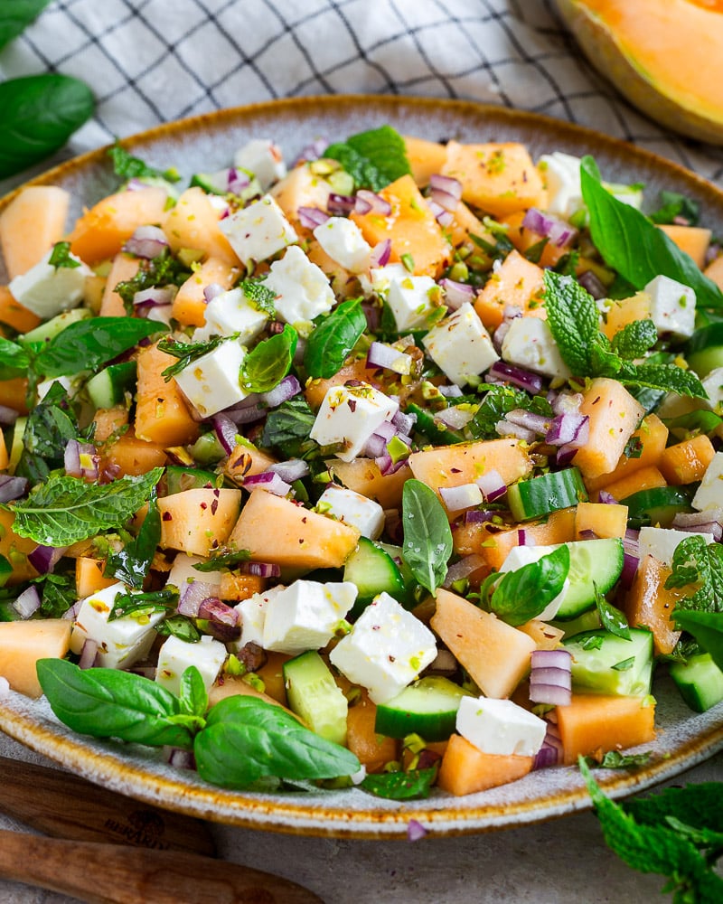 Salade de melon, feta et concombre : une recette facile, rapide et ultra fraîche, parfaite pour l’été et les journées de canicule.