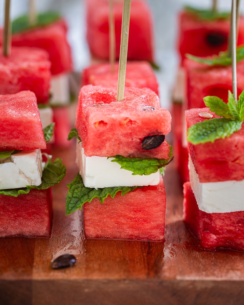 Brochettes pastèques, feta, menthe : une recette apéro fraîche, ultra simple, parfaite pour l’été et prêtes en dix minutes !