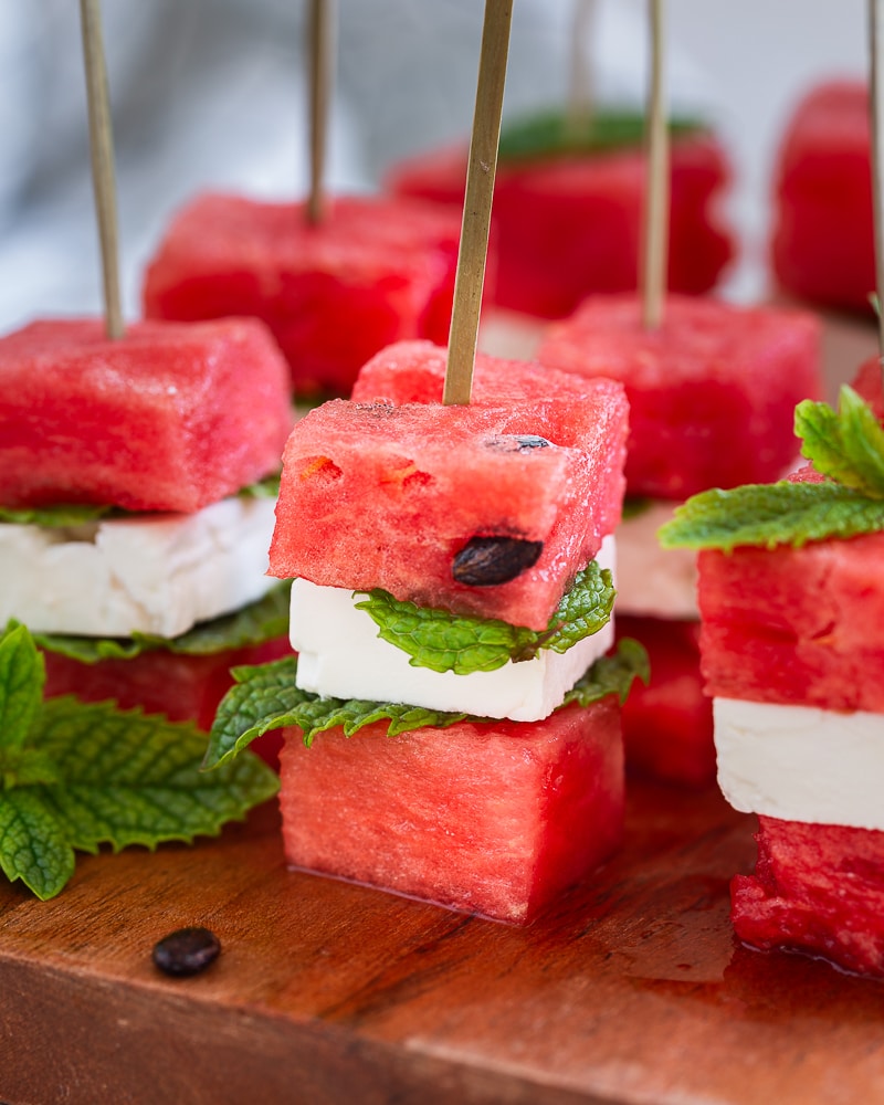 Brochettes pastèque, feta & menthe : l’apéro fraicheur facile à tester
