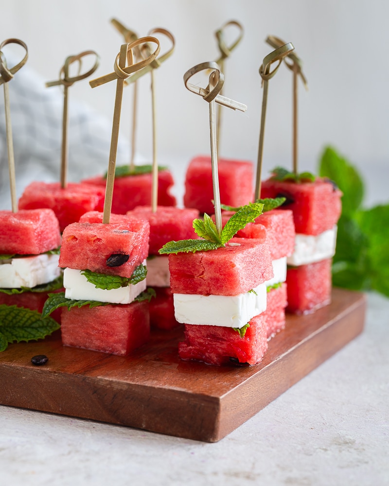 Brochettes pastèques, feta, menthe : une recette apéro fraîche, ultra simple, parfaite pour l’été et prêtes en dix minutes !