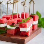 Brochettes pastèques, feta, menthe : une recette apéro fraîche, ultra simple, parfaite pour l’été et prêtes en dix minutes !