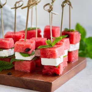 Brochettes pastèques, feta, menthe : une recette apéro fraîche, ultra simple, parfaite pour l’été et prêtes en dix minutes !