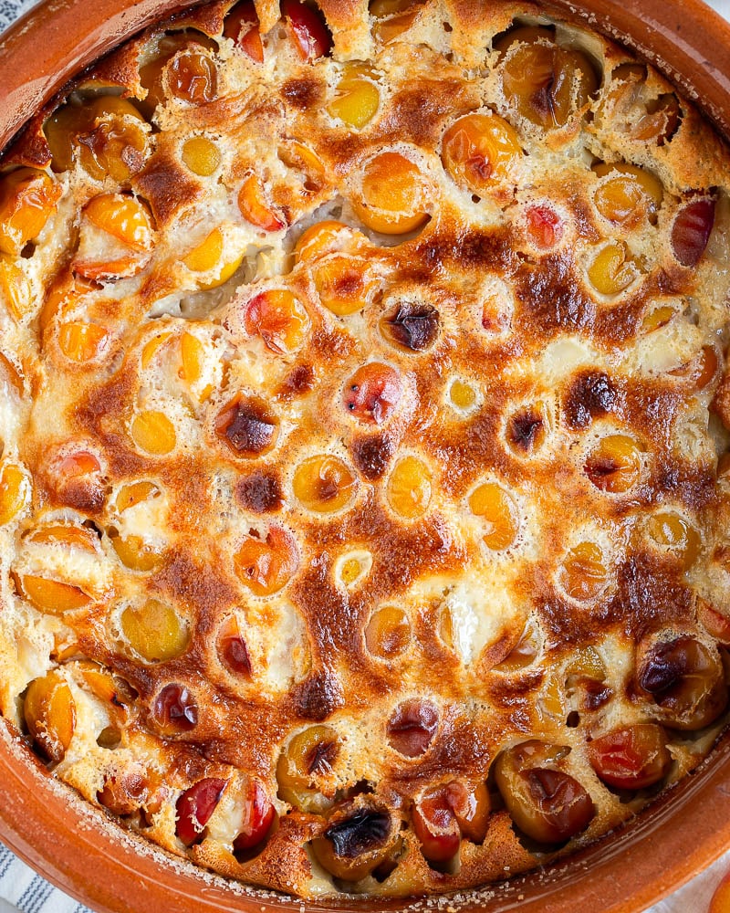 Un clafoutis aux mirabelles prêt en quelques minutes. Une recette simple, rapide et moelleuse, parfaite pour profiter des fruits d’été.