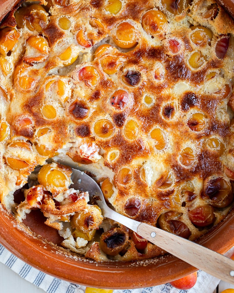 Un clafoutis aux mirabelles prêt en quelques minutes. Une recette simple, rapide et moelleuse, parfaite pour profiter des fruits d’été.