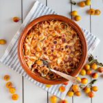 Un clafoutis aux mirabelles prê en quelques minutes. Une recette simple, rapide et moelleuse, parfaite pour profiter des fruits d’été.