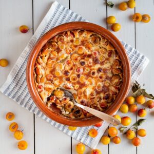 Un clafoutis aux mirabelles prê en quelques minutes. Une recette simple, rapide et moelleuse, parfaite pour profiter des fruits d’été.