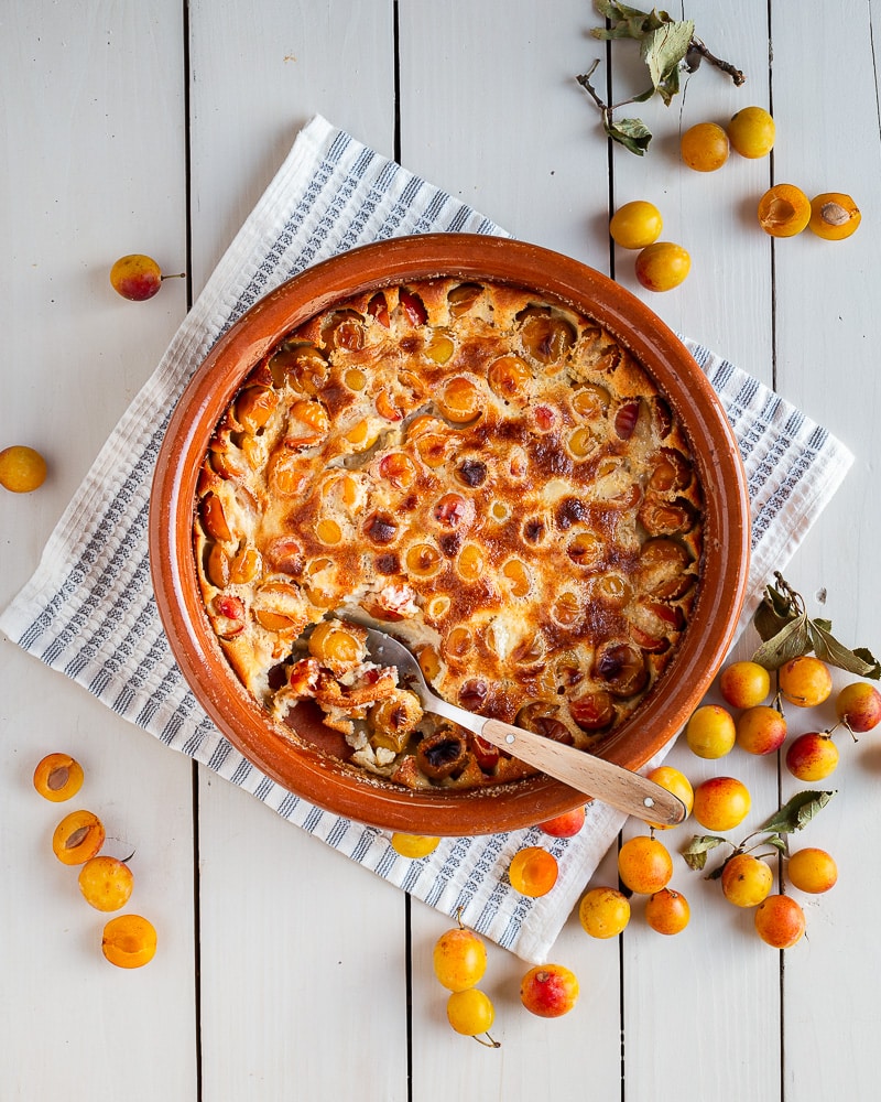 Un clafoutis aux mirabelles prê en quelques minutes. Une recette simple, rapide et moelleuse, parfaite pour profiter des fruits d’été.