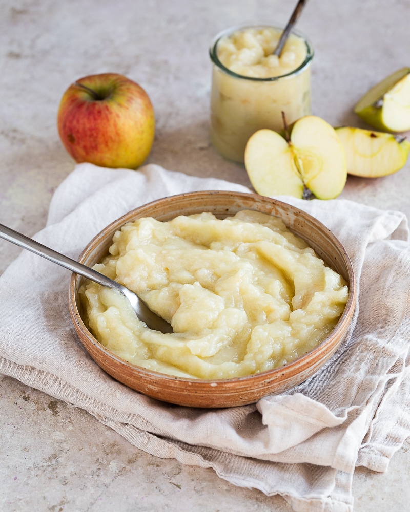 Compote de pommes à la vapeur : une recette express, sans sucre ajouté, idéale à congeler ou déguster nature. Simple et pleine de goût.