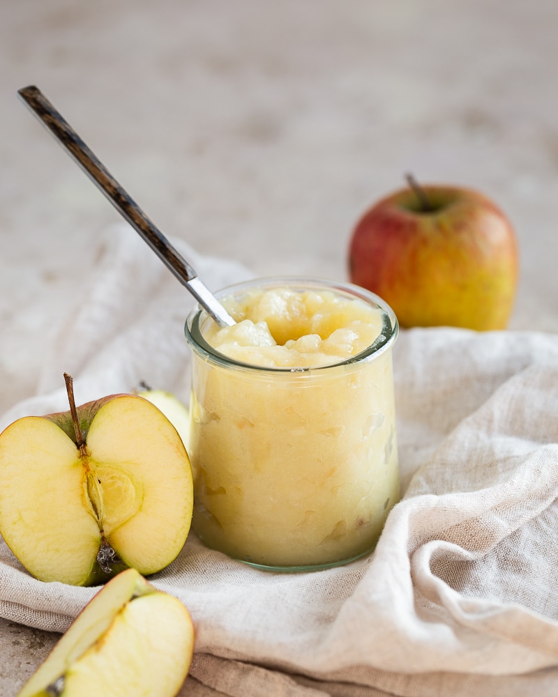 Compote de pommes à la vapeur : une recette express, sans sucre ajouté, idéale à congeler ou déguster nature. Simple et pleine de goût.