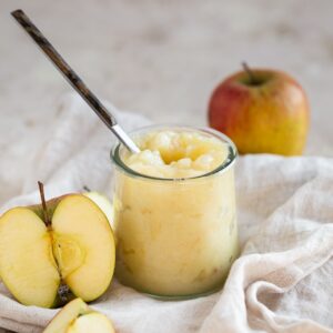 Compote de pommes à la vapeur : une recette express, sans sucre ajouté, idéale à congeler ou déguster nature. Simple et pleine de goût.