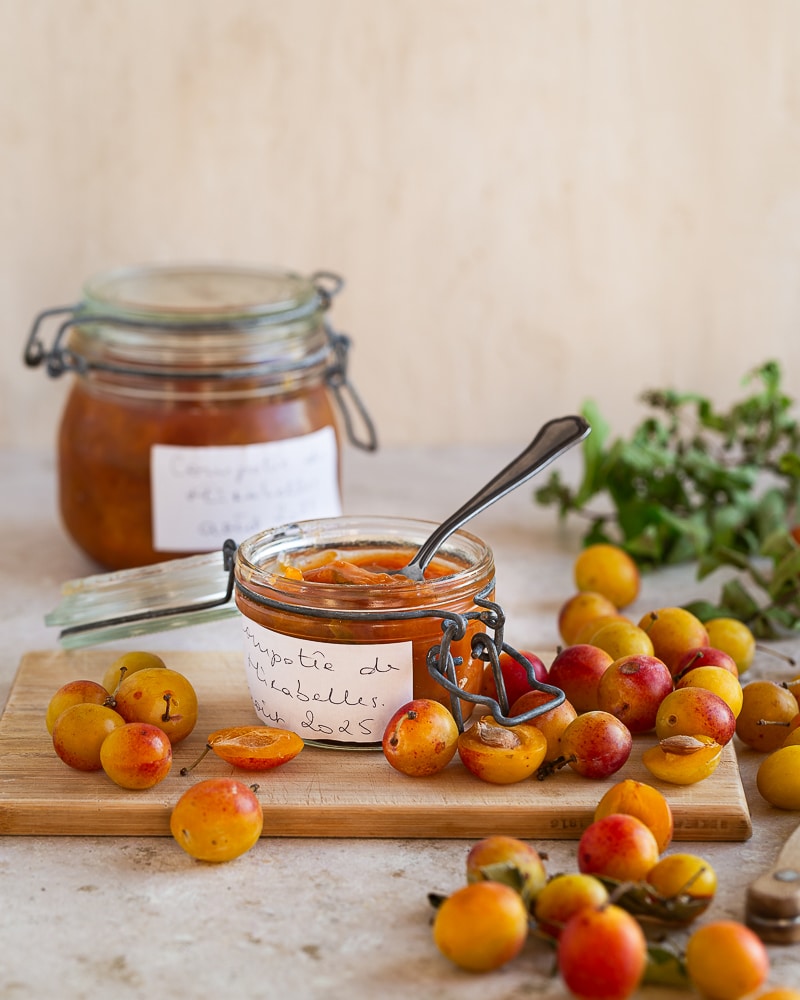 Compotée de mirabelles à la verveine : une recette rapide et facile à préparer, avec peu d’ingrédients et beaucoup de saveur.