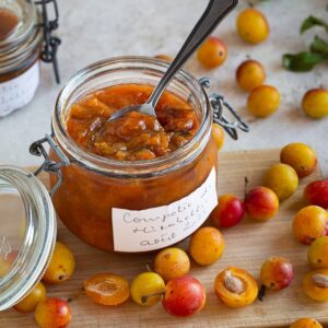Compotée de mirabelles à la verveine : une recette rapide et facile à préparer, avec peu d’ingrédients et beaucoup de saveur.
