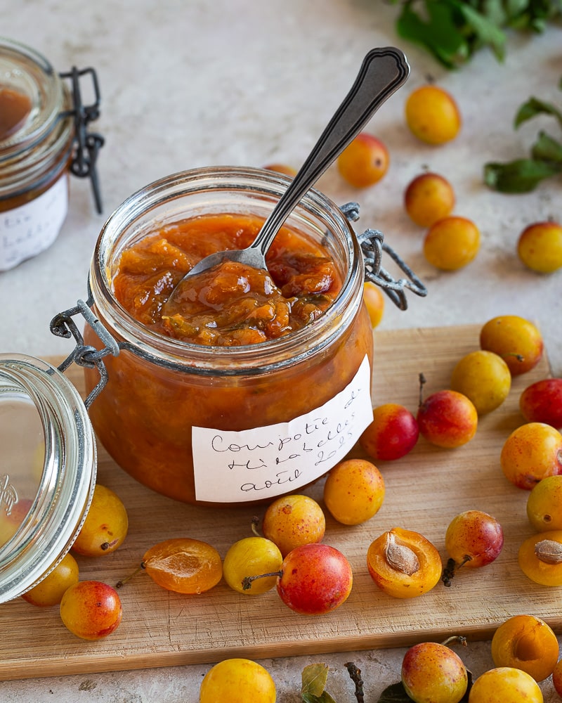 Compotée de mirabelles à la verveine : une recette rapide et facile à préparer, avec peu d’ingrédients et beaucoup de saveur.