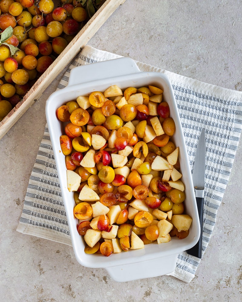 Crumble pommes et mirabelles : recette gourmande à savourer cet été ou à congeler pour plus tard. Moelleux, croustillant et plein de goût.