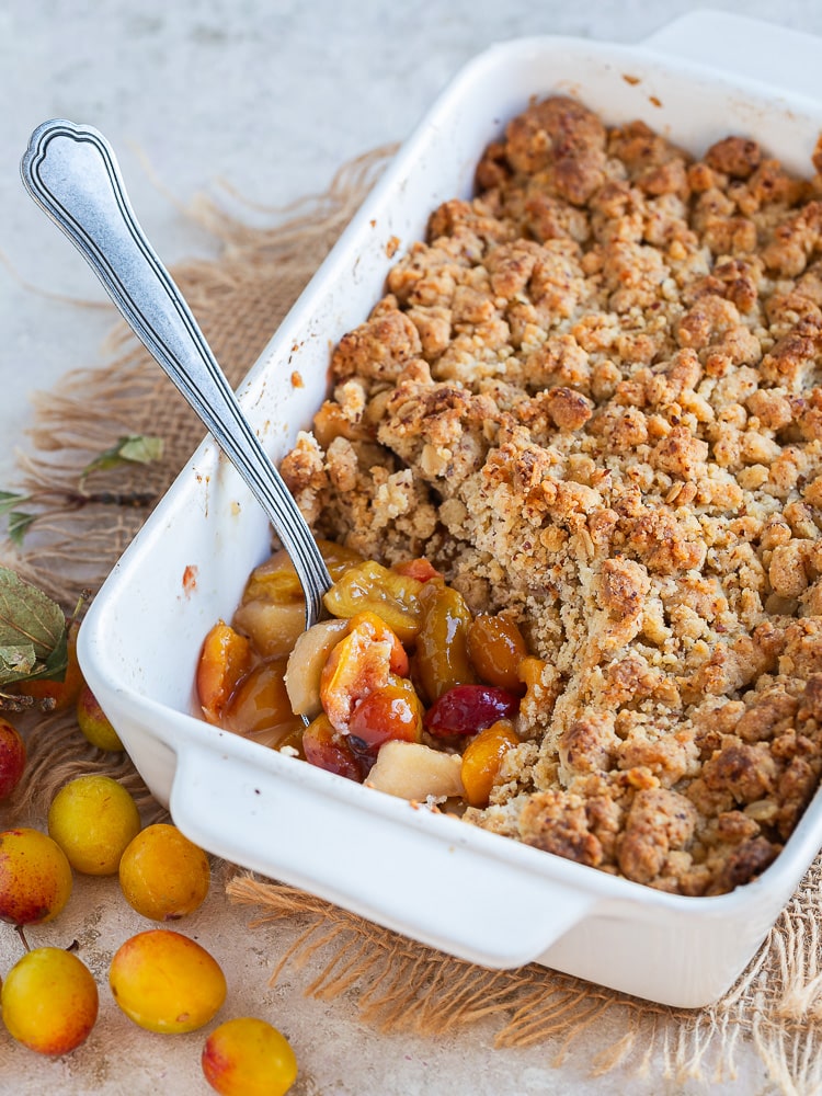 Crumble pommes et mirabelles : recette gourmande à savourer cet été ou à congeler pour plus tard. Moelleux, croustillant et plein de goût.