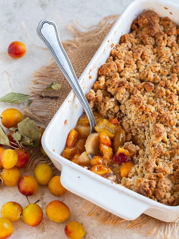 Crumble pommes et mirabelles : recette gourmande à savourer cet été ou à congeler pour plus tard. Moelleux, croustillant et plein de goût.