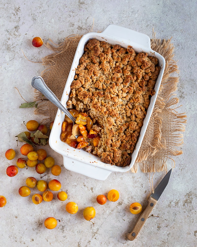 Crumble pommes et mirabelles : le dessert crousti-fondant qui sent bon l’été