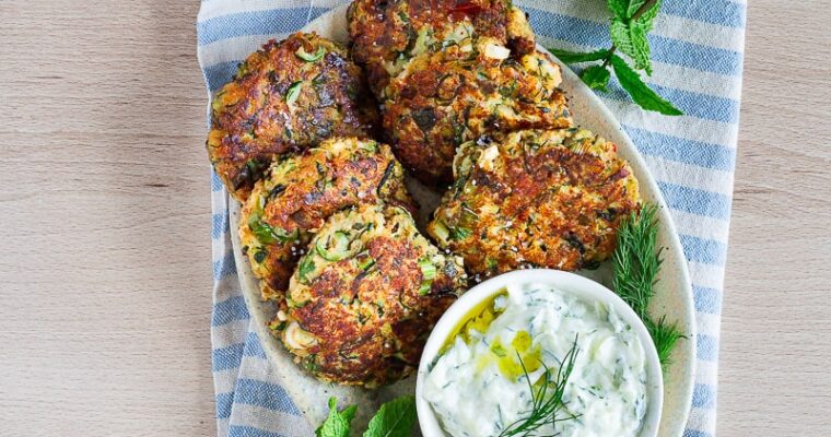 Galettes de courgettes grecques (Kolokithokeftedes) : croustillantes, parfumées et ultra faciles