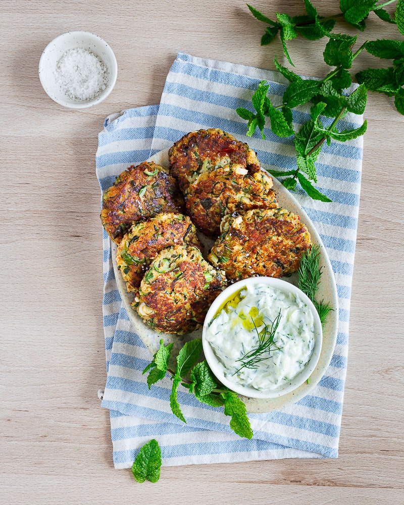 Galettes de courgettes grecques (Kolokithokeftedes) : croustillantes, parfumées et ultra faciles