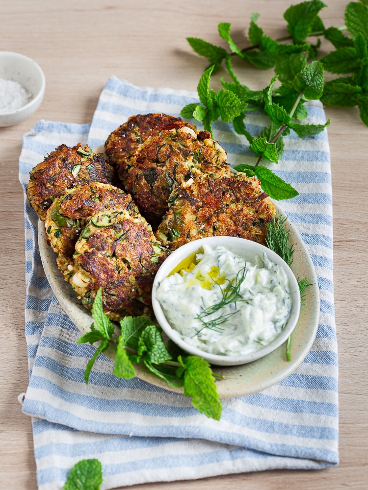 Galettes de courgettes à la grecque : une recette végé croustillante, aux herbes fraîches et à la feta, parfaite pour un repas estival.