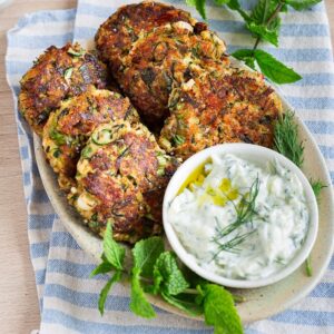 Galettes de courgettes à la grecque : une recette végé croustillante, aux herbes fraîches et à la feta, parfaite pour un repas estival.