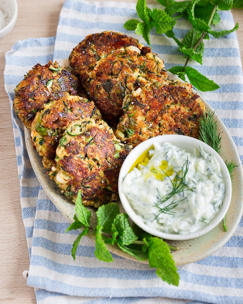 Galettes de courgettes à la grecque : une recette végé croustillante, aux herbes fraîches et à la feta, parfaite pour un repas estival.